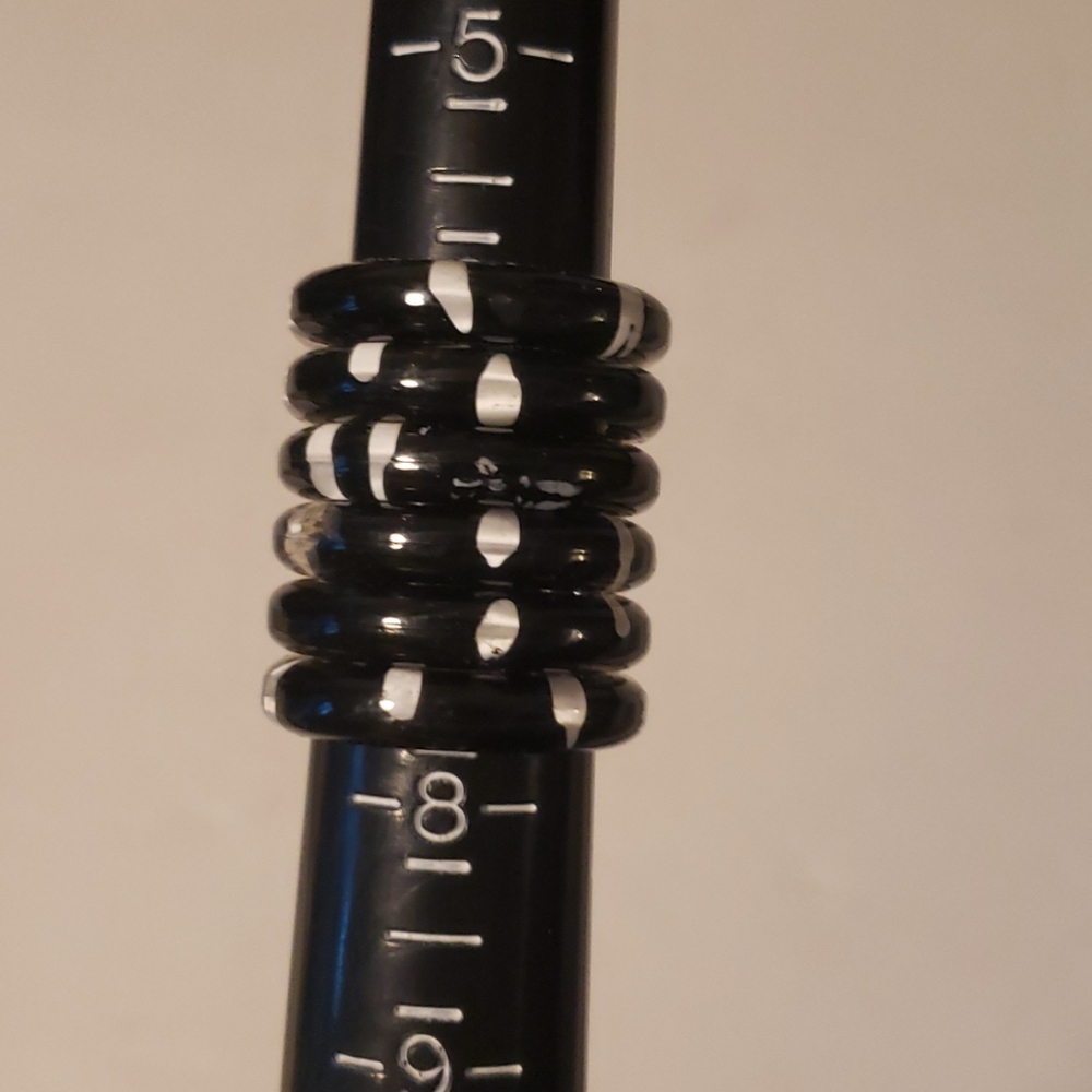Black & White Plastic Rings x6 Size 7.5